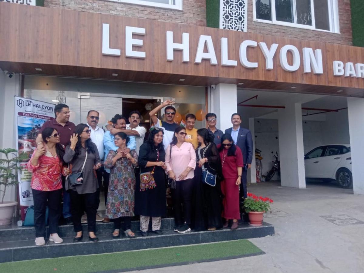 Hotel Le Halcyon , Kasauli Solan Exteriör bild